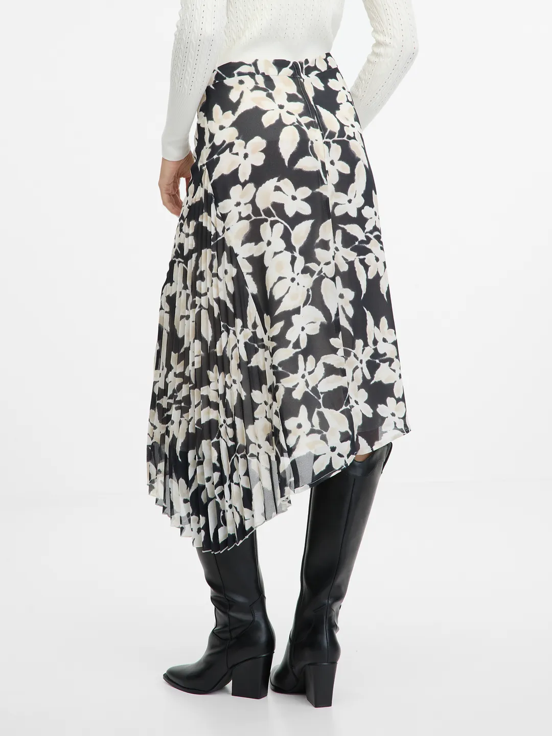 Black skirt with flowers
